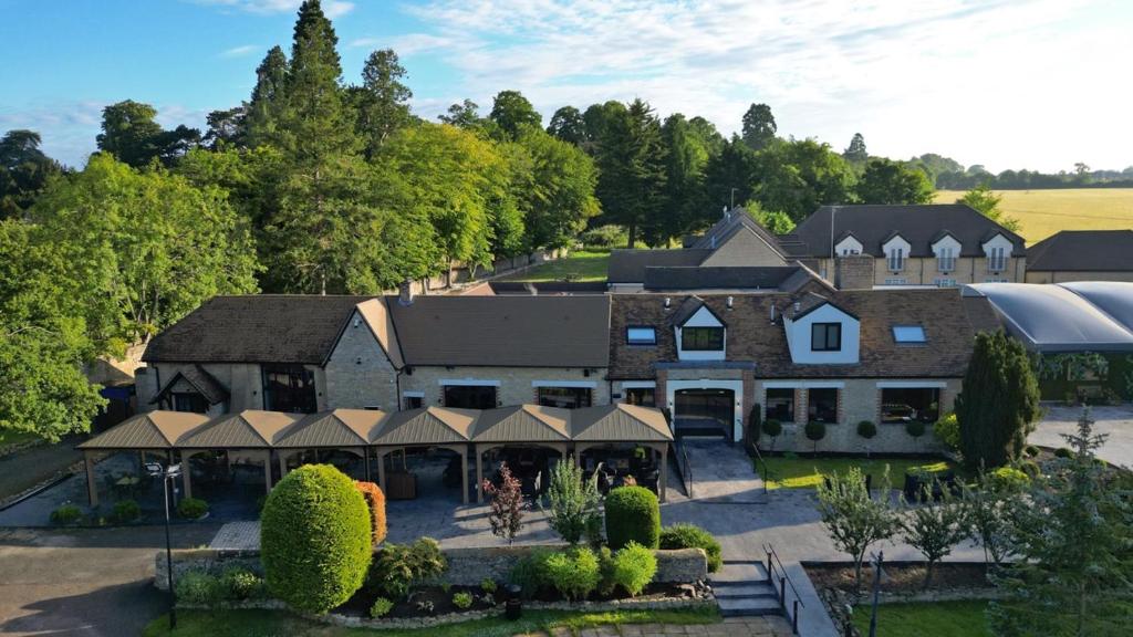 External view of Chesterton Hotel